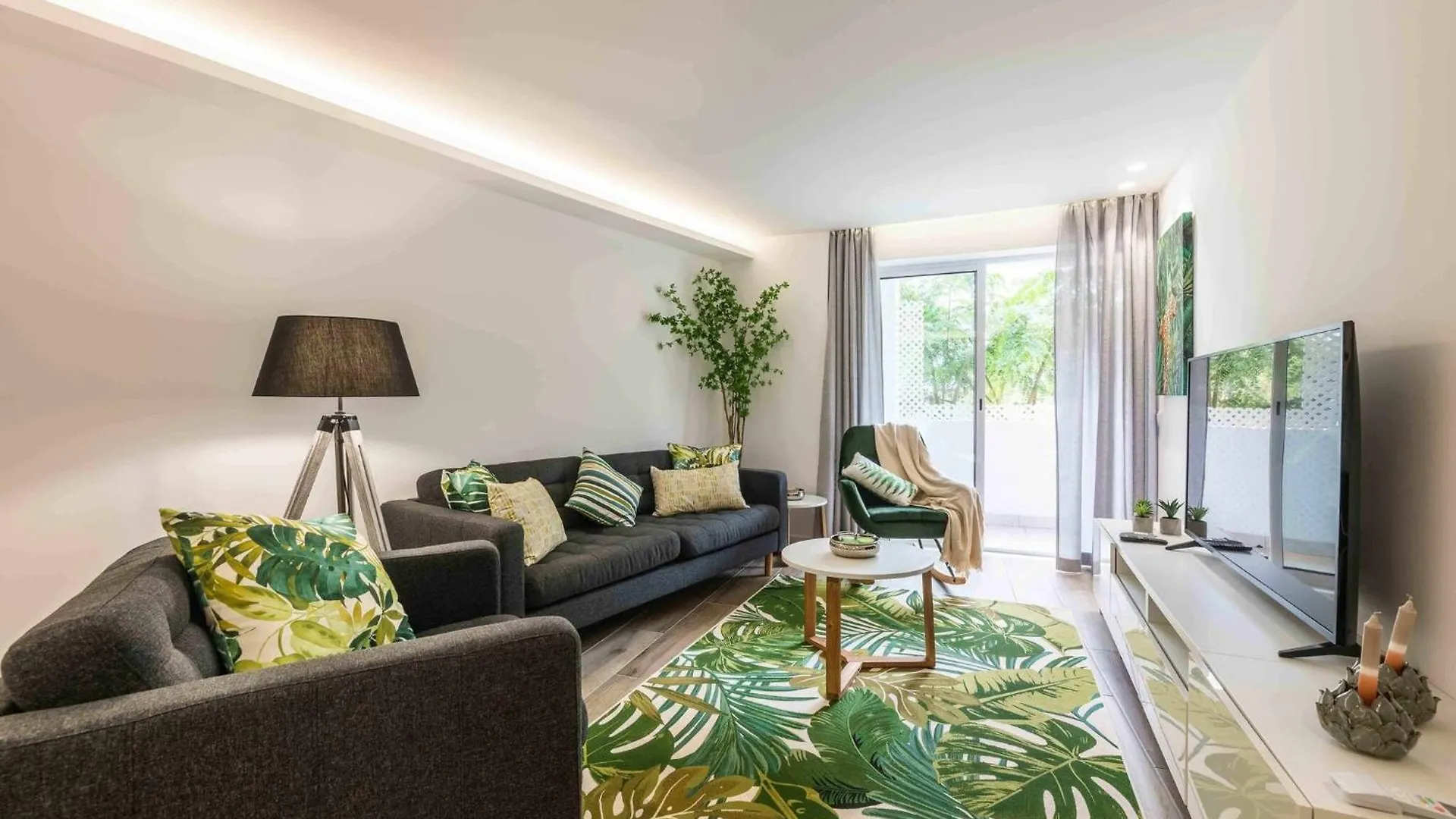 Downtown Albufeira 3-Bedroom Luxury Apartment
